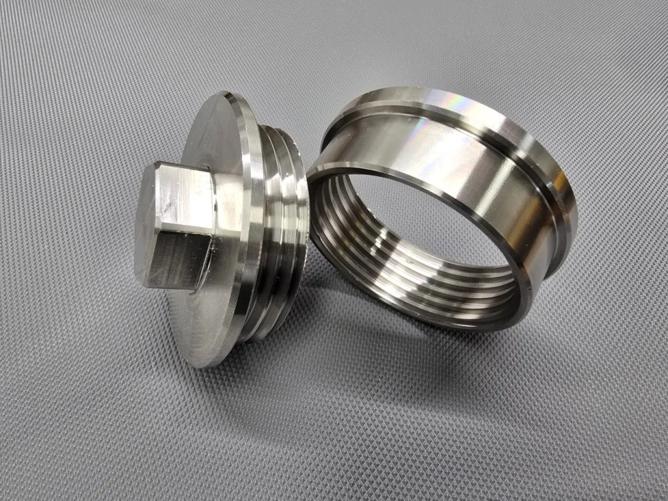 Jakie zapisy regulacyjne dotyczą odporności materiałów, z których mogą być wykonane króćce pomiarowe kominy?