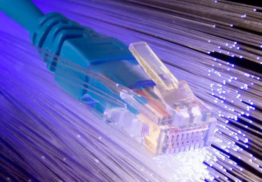 Jak zaplanować rozmieszczenie sprzętu w mieszkaniu, żeby internet światłowodowy zapewniał dobry zasięg w każdym pokoju?