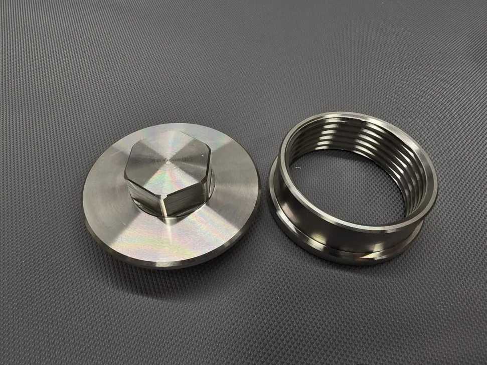 Jakie problemy wynikają z montażu króćców do pomiarów emisji spalin zgodnie z PN-Z-04030-7 na niewłaściwej wysokości komina lub kanału?