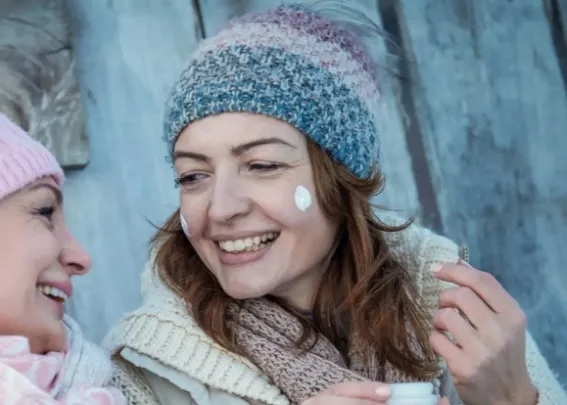 Czy zimą skóra atopowa gorzej się regeneruje i dlaczego tak się dzieje?