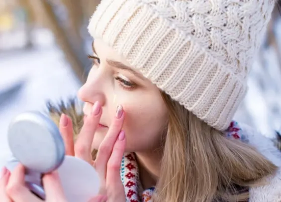 W jaki sposób emolienty wspierają skórę atopową w trudnych warunkach zimowych?