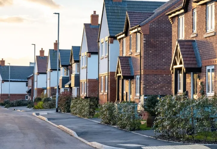 Jakie zapisy w umowie najmu zapobiegają konfliktom z lokatorami?